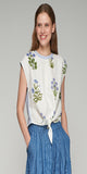 White tank top with blue flowers on the front and blue and white stripes on the back. Knot detail in the center. Round neck.

52% Cotton 45% Linen 3% Lycra